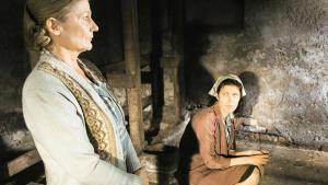 Ritva Oksanen anoppina ja Minttu Mustakallio miniänä Pesärikon kuvauksissa. Kuva