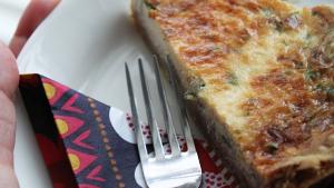 Suolaisessa sipulipiirakassa maistuu pähkinä. Kuva: Ulla Vuorela