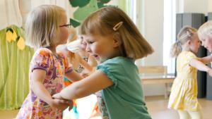 Lastenpsykiatri Janna Rantala: Meillä on leikki kesken! Kuva: Yle 