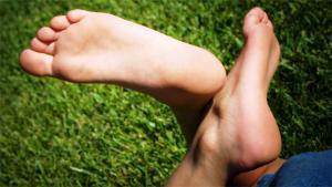 Paljainjaloin. Kuva: Cris Watk, Stock.xchng