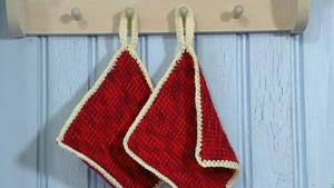 Punaiset pannulaput on tehty koukkuamalla. Kuva: Strömsö