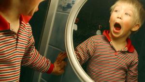 Ehtoileva lapsi opettelee joustavuutta. Kuva: Mika Kanerva, YLE Kuvapalvelu