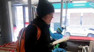 Anna Hakala lukee runokirjaa ruokakaupassa Turussa. Kuva: Anna Hakala