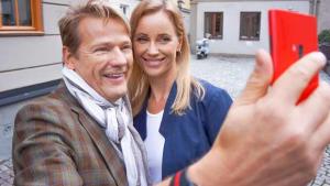 Puoli seitsemän -toimittaja Risto Kuusisto ja näyttelijä Sofia Helin. Kuva: Ande