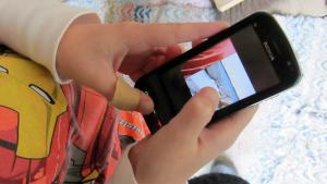 Aikuista ei kiinnosta lasten kännykän sisältö, sanovat lapset. Kuva: Ulla Vuorel