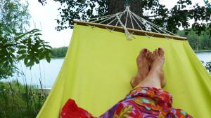 Paluumuuttajat. Riippumatto ja kiireettömyys. Kuva: Anri Kuivalainen