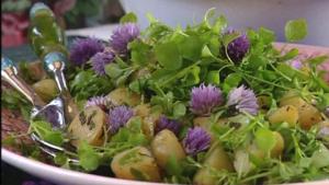 Siankärsämöllä höystetty perunasalaatti. Kuva: Strömsö