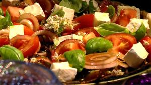 Sipulipiirakka tomaatin ja vuohenjuuston kera. Kuva: Strömsö