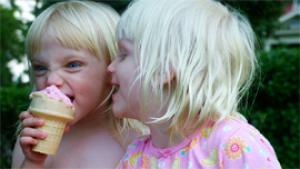 Sisaruksilla on kivaa. Kuva: SXC