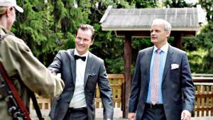 André Wickströmin ansiosta Solsidan on myös suomalainen. Ludde auttaa Freddeä sa