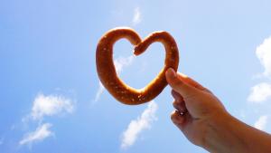 Kiitos on kaunis sana, joka nostaa hetkeksi arjen yläpuolelle. Kuva: Matthias Ch