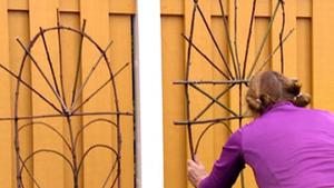 Tukirakennelmia köynnöskasveille. Kuva: Yle