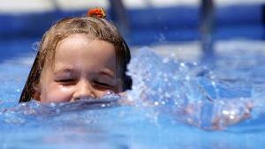 Lapsi opettelee uimaan. Kuva: Mika Kanerva, YLE Kuvapalvelu