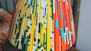 Lampunvarjostin muovipusseista. Kuva: Aija Rouhiainen