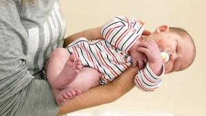 Vinkkejä vastasyntyneen kantamiseen. Kuvat: Sini Ahola, Virpi Vähäkangas