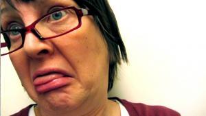 Lannistunut paksu maatuska itseinhon kourissa.