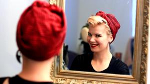 Huivi on pääasia - muuta ilmettä Bomb Girlsin tyyliin. Kuva: Siiri Huttunen, Yle