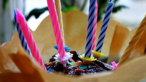 Jättimuffinssi on synttärisankarin erityisoikeus. Kuva: Yle Olotila, Ulla Vuorel