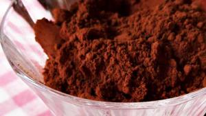 Tee se itse -kosmetiikka: Meikkivoide ja kasvovesi. Kuva: Yle