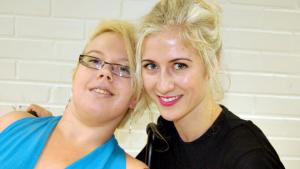 Kati Kallioniemi (vas) ja avustaja Tuija Pajunen Kuva: Sari Valto