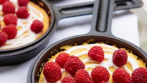 Runebergintorttua tuoreiden vadelmien kera. Kuva: Ruokaa Pohjolasta -kirja