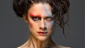 Krista Kosonen esittää kaikki roolit Riikka Pulkkisen Wunderbar-radiodraamassa. 