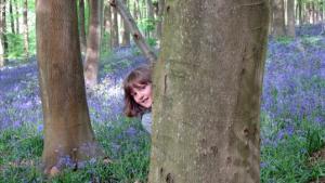 Lapsi leikkii metsässä. Kuva: Stock