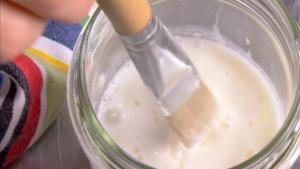 Strömsö: Kotitekoinen maitoliima askarteluun. Kuva: Yle