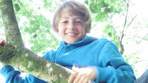 Puu on hyvä paikka lapselle