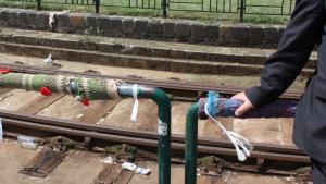 Huumorivirkkaajan päiväkirja: Neulegraffiti pehmentää ja piristää ympäristöä