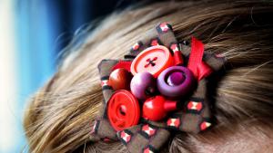 Mitalista saa myös oivan hiuskoristeen tai hiuspannan piristeen. Kuva: Jenny Hut