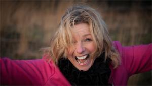 Tekonauru naurattaa naurujoogassa. Kuva: Cieleke, Stock.xchng