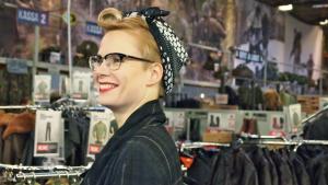 Outi Pyy Varustelekassa. Kuva: Viivi Lehtonen/YLE