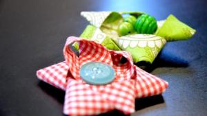 Rintamerkin kruunaa oikea nappi, ehkä helmi. Kuva: Jenny Huttunen