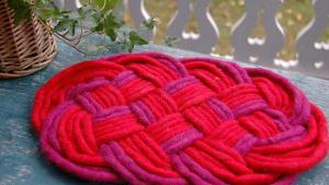 Strömsö-ohje: Punotut pannunaluset. Kuva: Yle