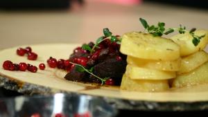 Perunafondant ja poronkäristystä puolukoilla. Kuva: Procam