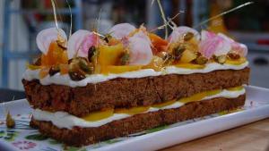 Strömsö: Punajuurikakku makean vuohenjuustokreemin ja pistaasipähkinöiden kera. 