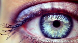 Silmien laserleikkaus jännittää. Kuva: L-O-L-A, Stock.xchng