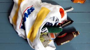 Liisa Hietasen virkattu teos Tiistai-ilta. Kuva: Liisa Hietanen