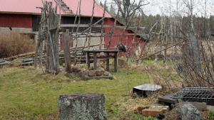 Keväisesti vinksallaan. Tunarimökkeilijän kevät. Kuva: Marjo Lundvall