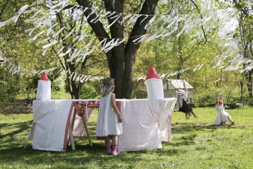 Hovipalatsi. Kuvistusta kirjasta Maja. Kuvat: Kati Rapia Hovipalatsi. Kuvistusta kirjasta Maja. Kuvat: Kati Rapia