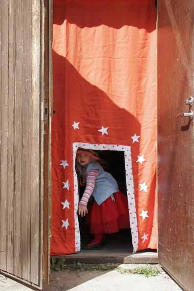 Tähtisisäänkäynti. Kuvistusta kirjasta Maja. Kuvat: Kati Rapia Tähtisisäänkäynti. Kuvistusta kirjasta Maja. Kuvat: Kati Rapia