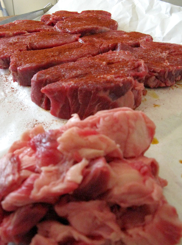 Lihaa ihmisille ja kanoille. Kuva: Laitakaupungin kanat.