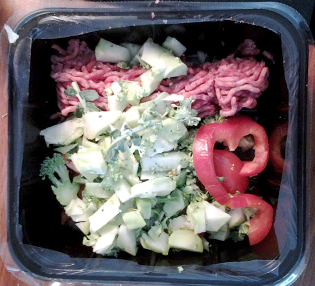 Lihaa ja kasviksia kanoille. Kuva: Laitakaupungin kanat.