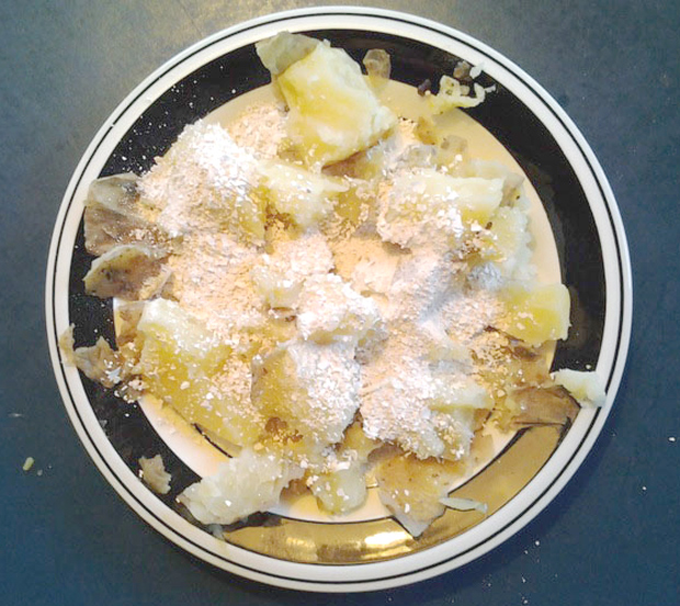 Perunaa ja munankuorta. Kuva: Laitakaupungin kanat.