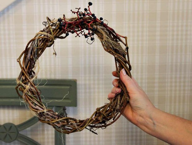 Kieputtele kranssipohja oksista tai villiviinistä. Kuva: Yle Olotila, Ulla Vuorela Kieputtele kranssipohja oksista tai villiviinistä. Kuva: Yle Olotila, Ulla Vuorela