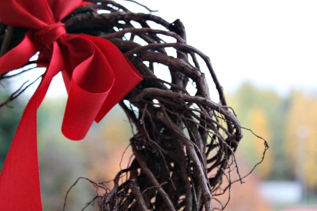 Kieputtele kranssipohja oksista tai villiviinistä. Kuva: Yle Olotila, Ulla Vuorela Kieputtele kranssipohja oksista tai villiviinistä. Kuva: Yle Olotila, Ulla Vuorela