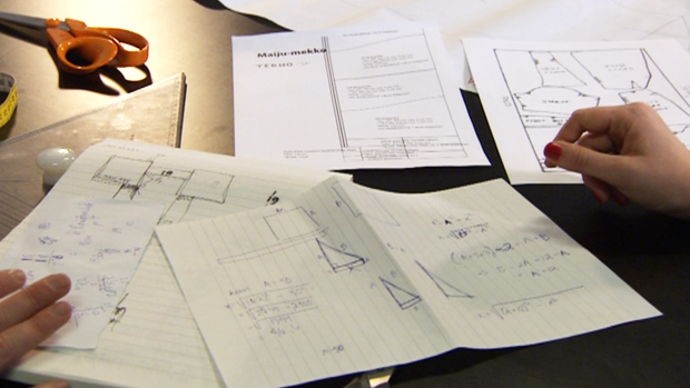 Zero waste –suunnittelijalla on nollatoleranssi jätteisiin. Kuva: Yle, Puoli seitsemän Zero waste –suunnittelijalla on nollatoleranssi jätteisiin. Kuva: Yle, Puoli seitsemän