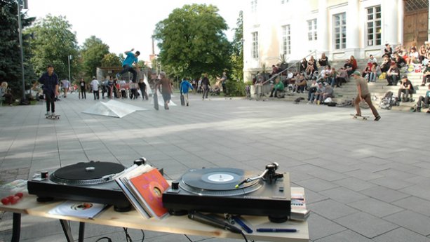 Mitä jos...? -projekti: Tetraedrit -skeitattavat veistokset / Skeittauksen kolmiottelu 2013. Kuva: Mikko Kyrönviita Mitä jos...? -projekti: Tetraedrit -skeitattavat veistokset / Skeittauksen kolmiottelu 2013. Kuva: Mikko Kyrönviita