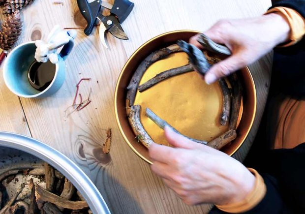 Kieputtele kranssipohja oksista tai villiviinistä. Kuva: Yle Olotila, Ulla Vuorela Kieputtele kranssipohja oksista tai villiviinistä. Kuva: Yle Olotila, Ulla Vuorela